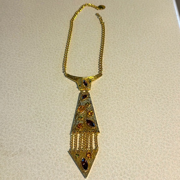 Vintage whimsical tie shaped brushed gold tone and rhinestone necklace (… - Picture 2 of 7